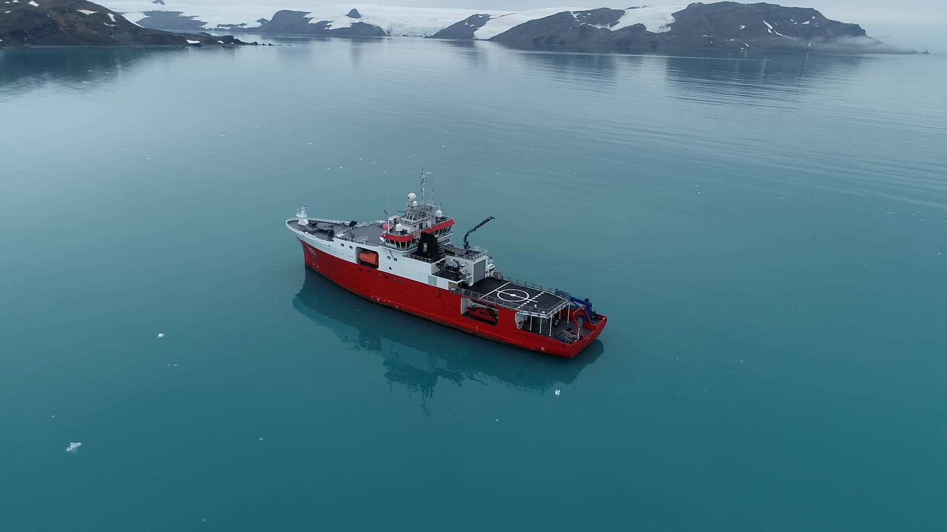 The bay with the research vessel, islands and glacier on the horizon